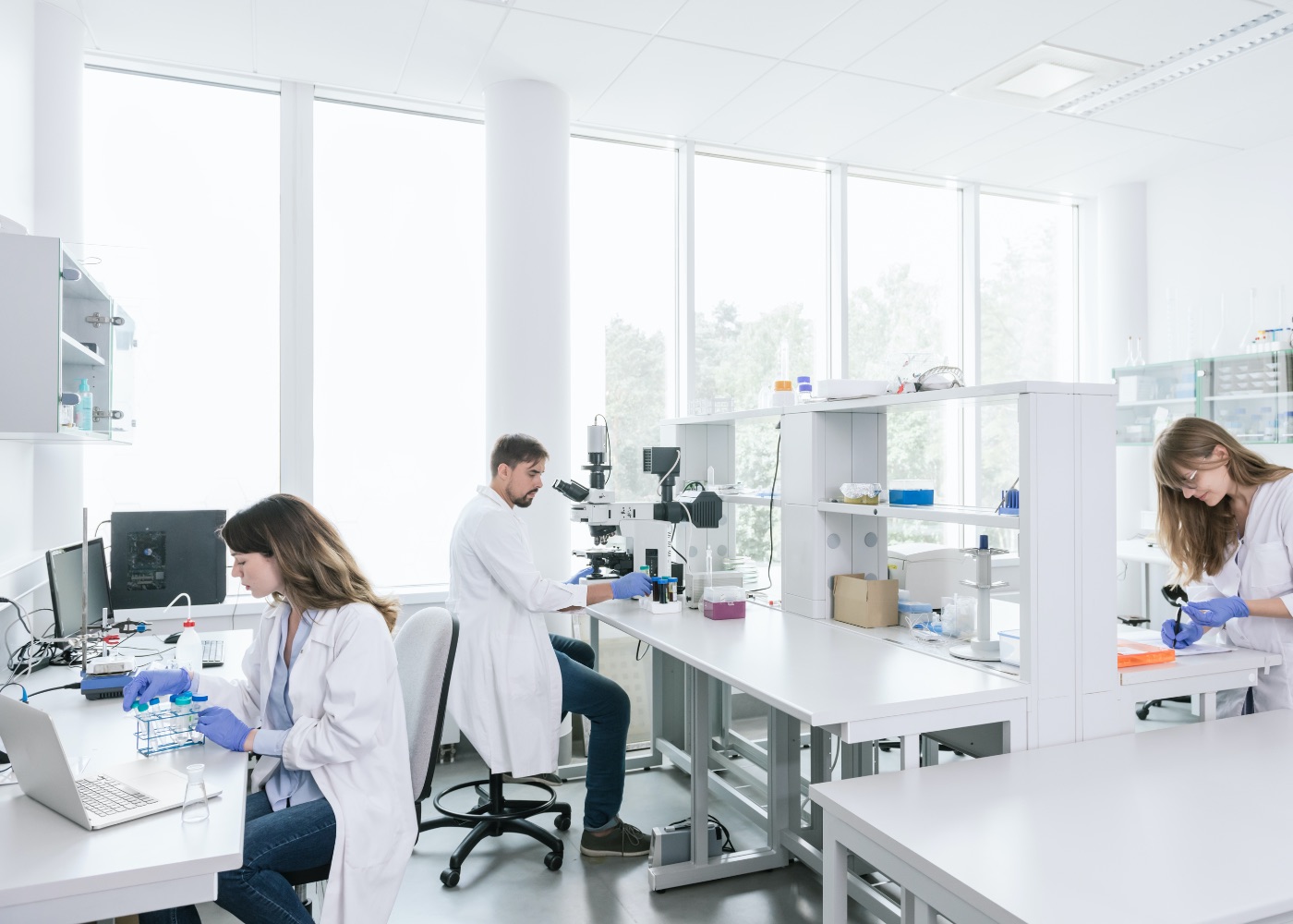 Drei Forscher, die auf die CONFIDA Fördermittelberatung setzen bei ihrer Arbeit im Labor